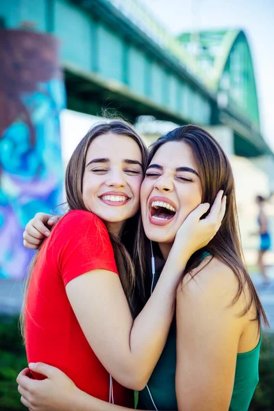 Zwei Beste Freundinnen Die Sich Freien Umarmen — Stockfoto