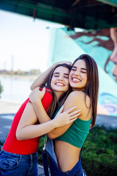 Two Best Female Friends Embracing Together Outdoors — Stock Photo, Image