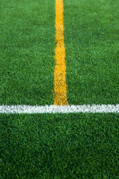 Closeup Zelené Umělé Trávy Trávník Fotbalové Hřiště Bílou Žlutou Čárou — Stock fotografie