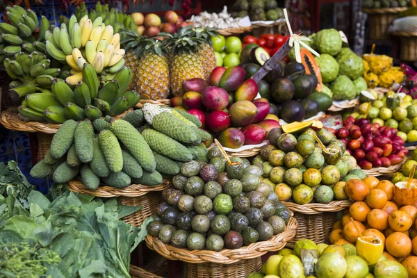 Προβολή Στο Περίπτερο Εξωτικά Φρέσκα Φρούτα Στην Αγορά Funchal Στο — Φωτογραφία Αρχείου