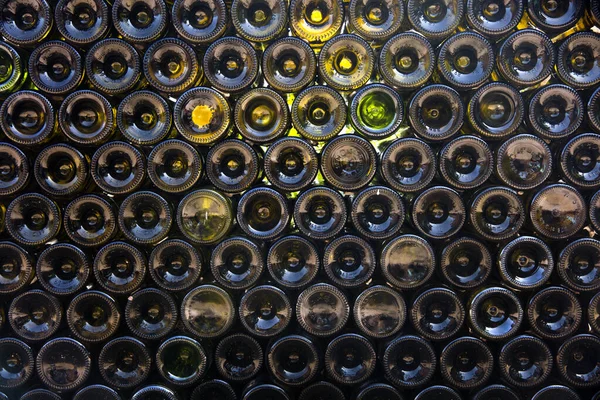 Garrafas Vinho Velhas Vazias Empilhadas Umas Nas Outras — Fotografia de Stock