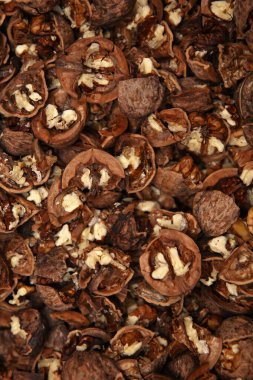 Kırık ceviz yığınına yakın çekim