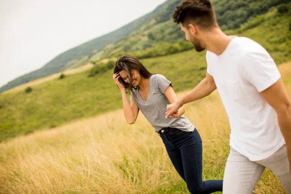 Felice Giovane Coppia Innamorata Piedi Attraverso Campo Erba — Foto Stock