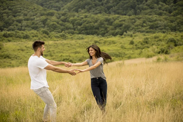 Gelukkig Jong Paar Liefde Lopen Door Gras Veld — Stockfoto