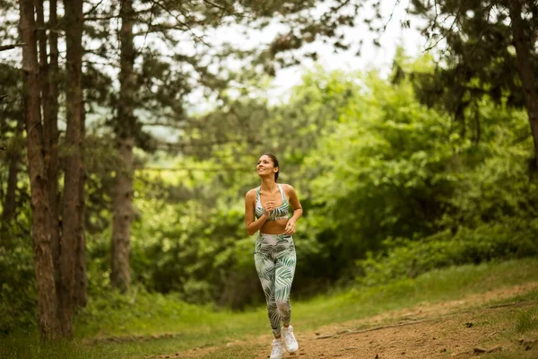 Mulher Fitness Muito Jovem Correndo Trilha Floresta — Fotografia de Stock