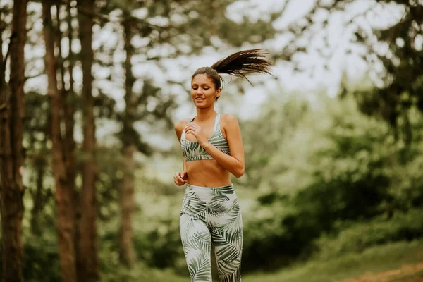 Piękna Młoda Fitness Kobieta Biegnie Leśnym Szlaku — Zdjęcie stockowe