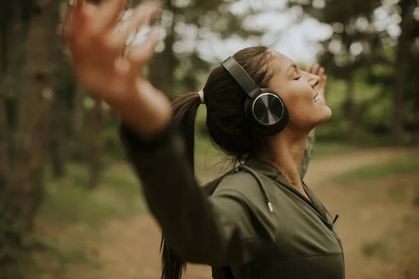 Pretty Young Woman Earphones Preading Her Arms Forest Because She — Stock Photo, Image