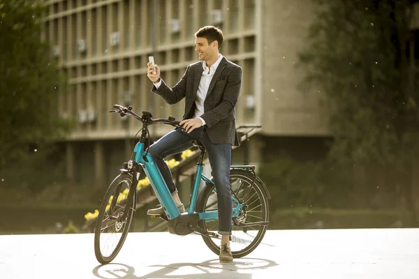 Guapo Joven Hombre Negocios Ebike Hacer Foto Selfie Con Teléfono — Foto de Stock