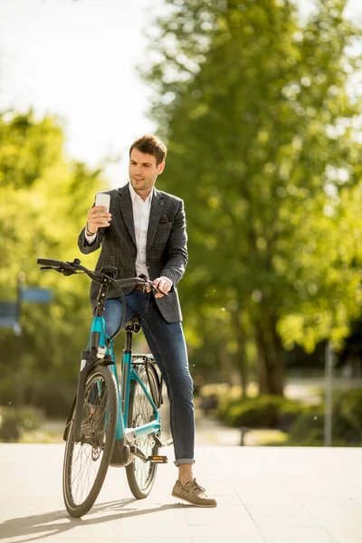 Przystojny Młody Biznesmen Rowerze Zrobić Selfie Zdjęcie Telefonu Komórkowego — Zdjęcie stockowe