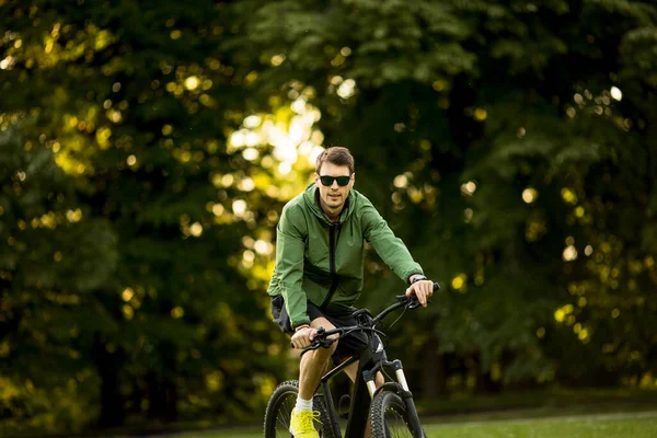 Schöner Junger Mann Reitet Bike Der Natur — Stockfoto