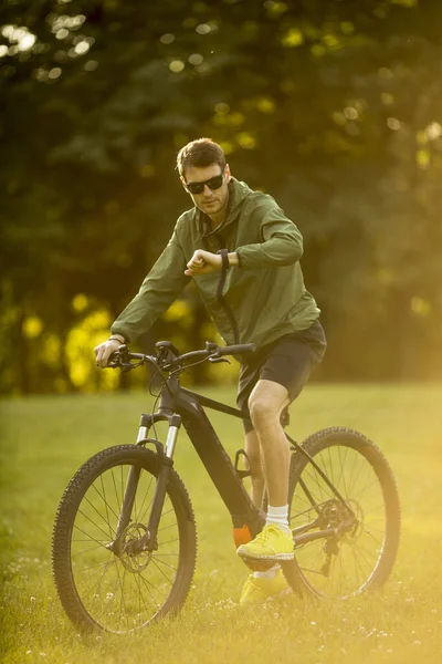 Przystojny Młody Człowiek Jazda Rowerze Przyrodzie — Zdjęcie stockowe