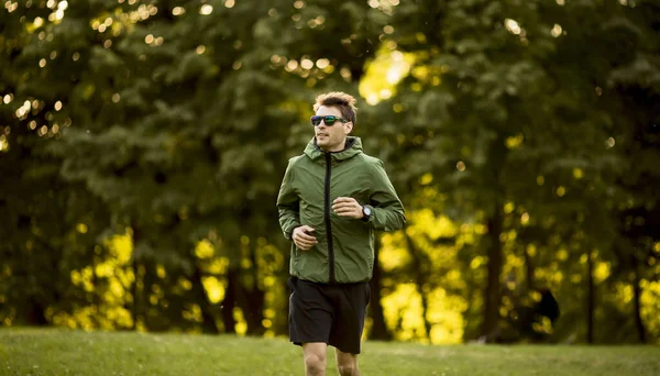 Atletico Bel Giovane Uomo Che Corre Mentre Allenamento Nel Parco — Foto Stock