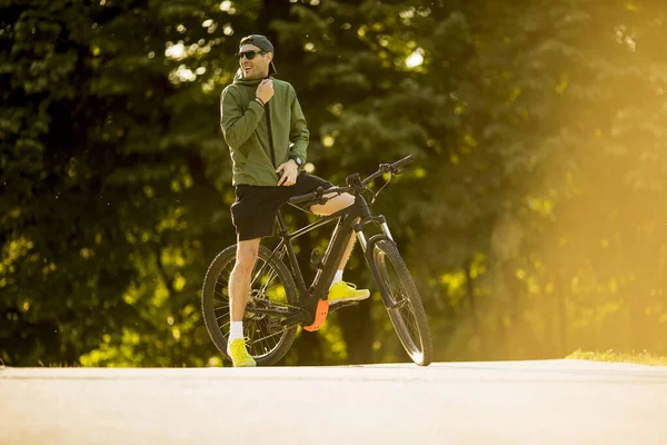 Joven Guapo Con Ebike Bicicleta Montaña Con Batería Eléctrica Parque — Foto de Stock