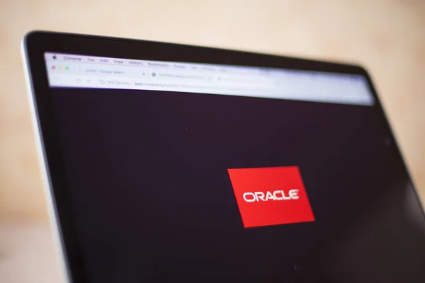 コンピュータ画面上のOracle Webサイト オラクル Oracle 1977年に設立されたアメリカの多国籍コンピュータ技術企業 — ストック写真