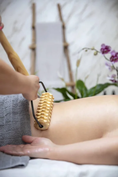 Fechar Massagem Celulite Maderoterapia Com Massageador Rolos Madeira — Fotografia de Stock
