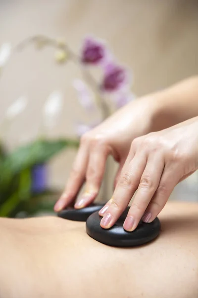 Massage Therapeut Met Behulp Van Hete Lava Stenen Een Wenk — Stockfoto