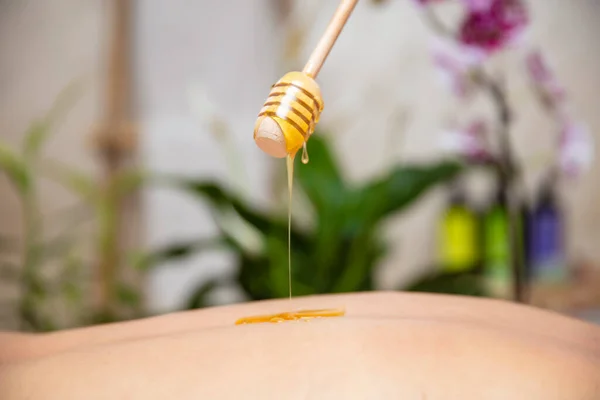 Young Woman Having Honey Back Massage Spa Salon — Stock Photo, Image