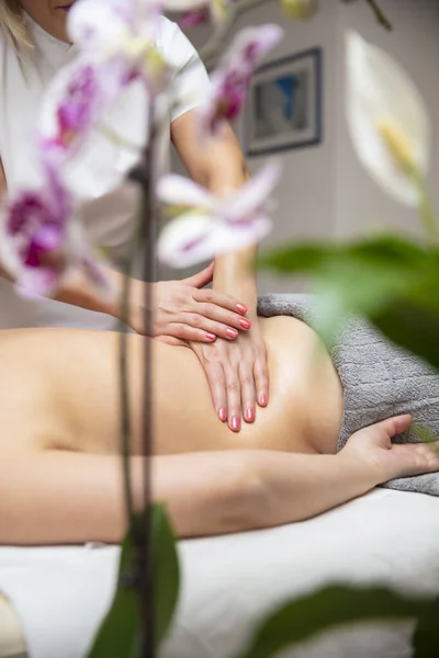 Jeune Femme Relaxante Pendant Massage Dos Centre Spa — Photo