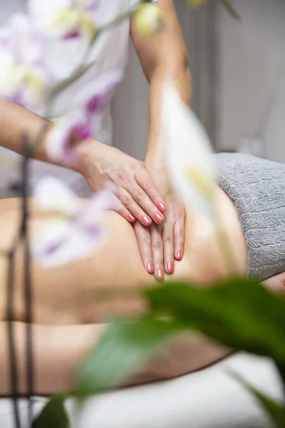 Jeune Femme Relaxante Pendant Massage Dos Centre Spa — Photo
