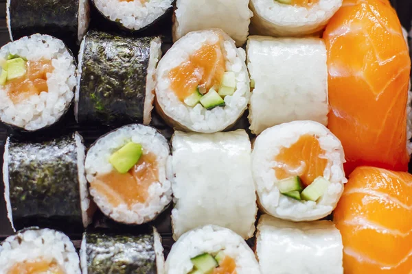盘子里有新鲜的寿司 蛋黄酱和黑鱼 — 图库照片