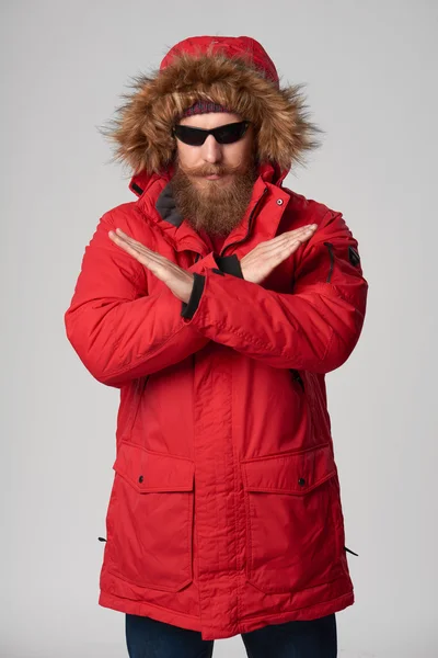 Hombre vistiendo chaqueta de invierno rojo gesto detener suficiente señal de mano —  Fotos de Stock