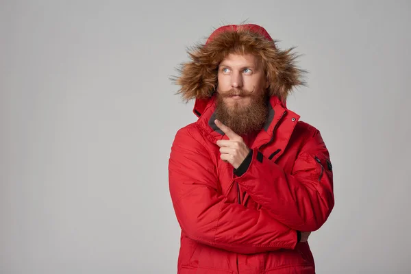 Hombre barbudo pensativo en chaqueta de invierno roja —  Fotos de Stock