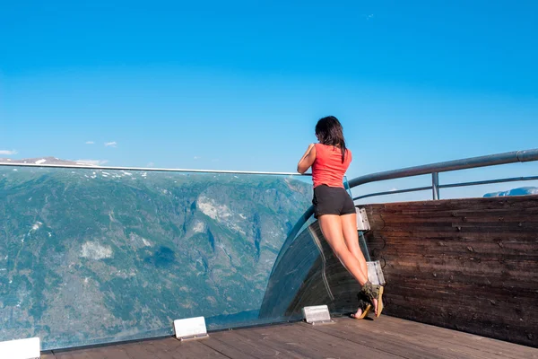 Stegastein 視点から風景を楽しむ女性 — ストック写真