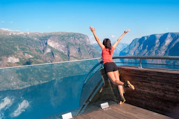 Женщина наслаждается пейзажами из Stegastein Viewpoint — стоковое фото