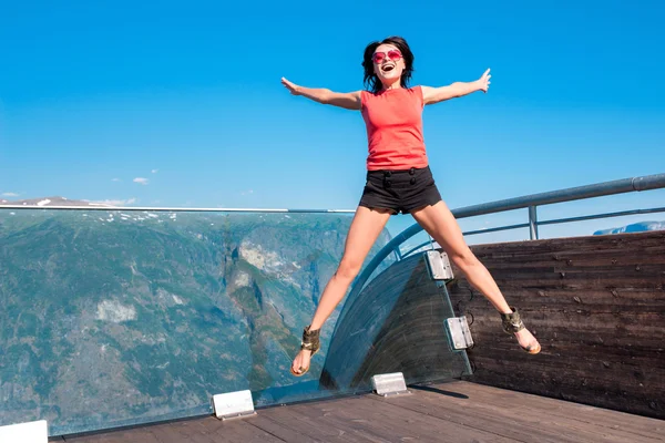 Glada kvinna turist på Stegastein Viewpoint — Stockfoto