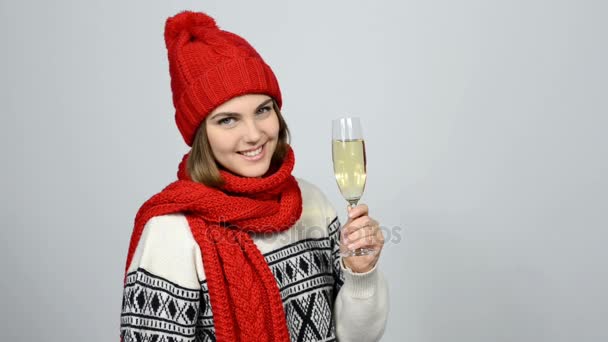 Frau feiert Weihnachten oder Neujahr mit einem Glas Champagner — Stockvideo