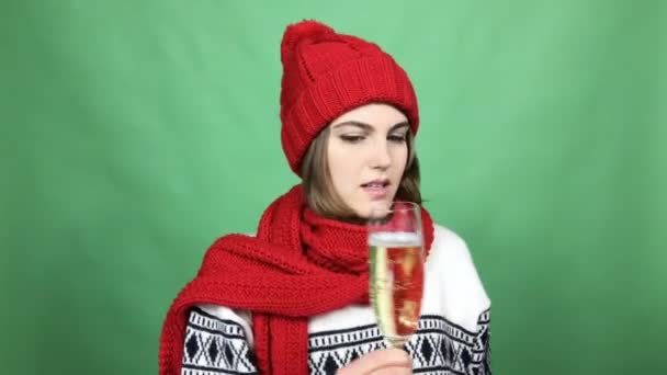 Kobieta obchodzi Boże Narodzenie lub nowy rok ze szkłem champagn — Wideo stockowe