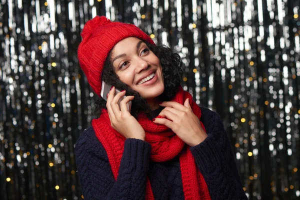 휴대 전화에 대 한 얘기 하는 행복 한 겨울 여자 — 스톡 사진