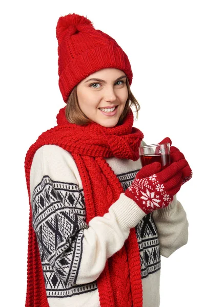 Femme en vêtements d'hiver chauds avec tasse de thé — Photo