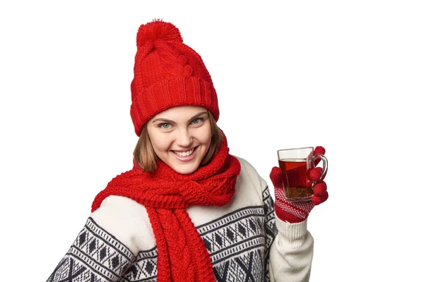 Mujer en ropa de invierno caliente con taza de té — Foto de Stock