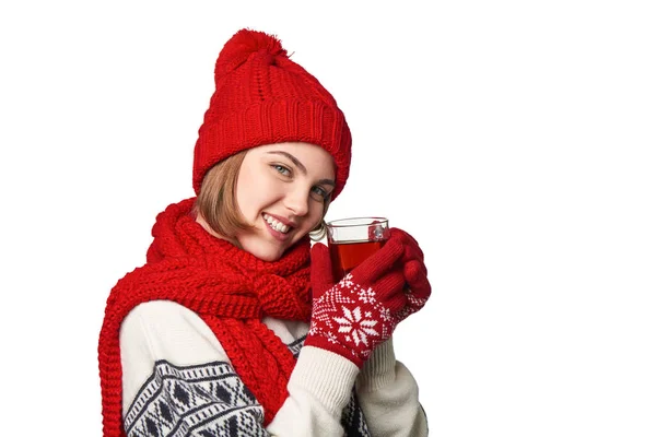Γυναίκα σε ζεστά χειμωνιάτικα ρούχα με φλυτζάνι του τσαγιού — Φωτογραφία Αρχείου