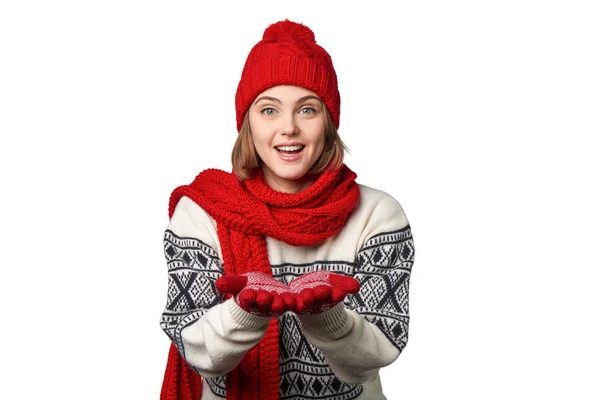 Zimowa kobieta trzymając otwarte dłonie przed siebie — Zdjęcie stockowe