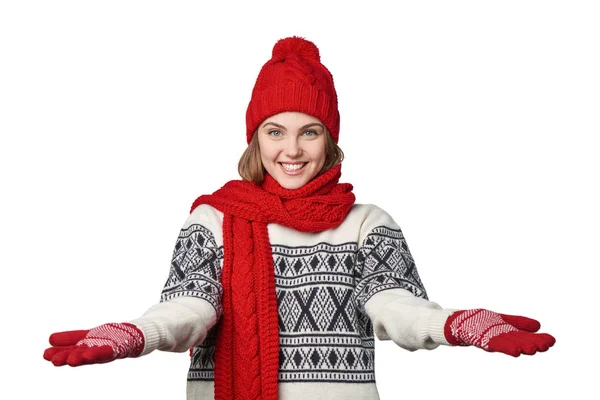 Žena v teplé zimní oblečení s otevřenou náručí patří — Stock fotografie