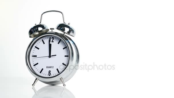 Relógio despertador contando até doze oclock — Vídeo de Stock