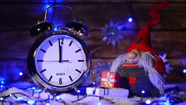 Set de Navidad con gran despertador contando hasta doce oclock — Vídeo de stock