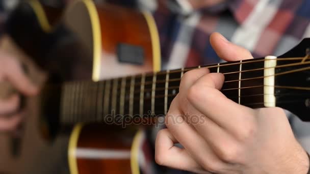 Κινηματογράφηση σε πρώτο πλάνο ο άνθρωπος τα χέρια παίζοντας κιθάρα — Αρχείο Βίντεο