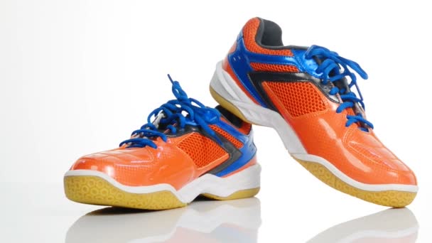 Naranja deporte zapatos de bádminton giratorio — Vídeos de Stock