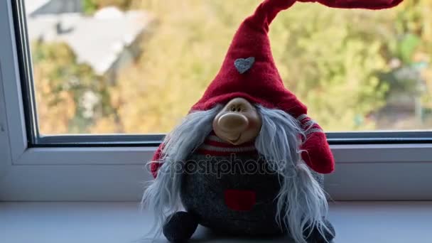 Brinquedo macio anão colocado na soleira da janela — Vídeo de Stock