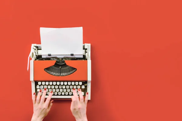 Machine à écrire vintage rouge avec feuille de papier blanc blanc — Photo