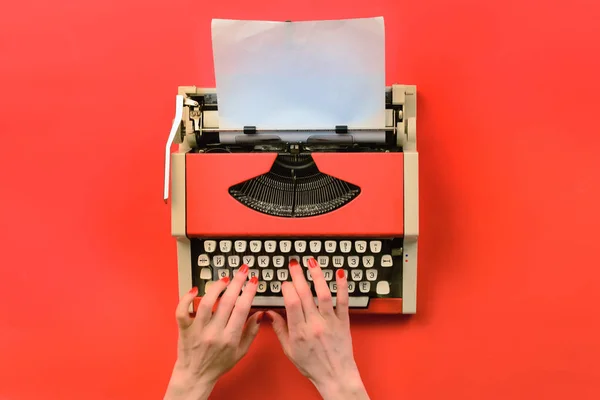Máquina de escrever vintage vermelho com folha de papel em branco branco — Fotografia de Stock