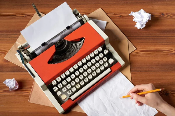 Máquina de escrever vintage vermelho com folha de papel em branco branco — Fotografia de Stock