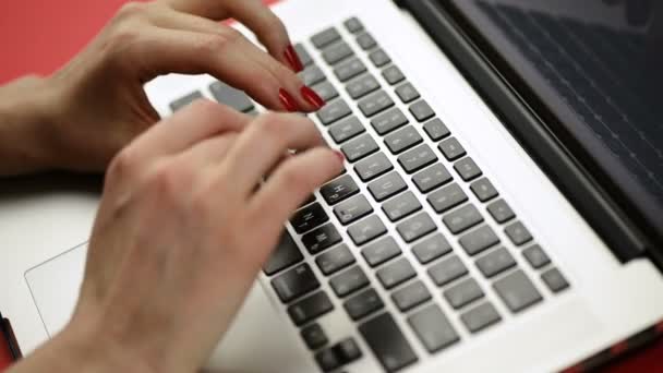Женские руки печатают на ноутбуке — стоковое видео