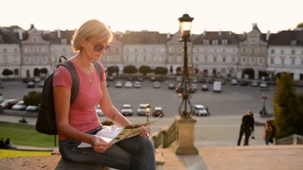 Donna turista godendo della vista di una vecchia piazza della città — Video Stock