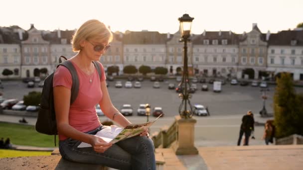 Touristin genießt Blick auf einen alten Stadtplatz — Stockvideo