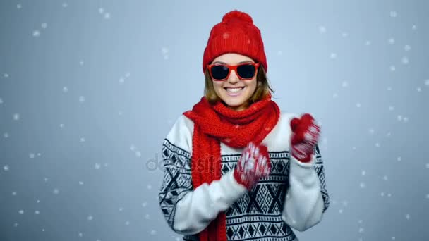 Щаслива зимова дівчина танцює — стокове відео
