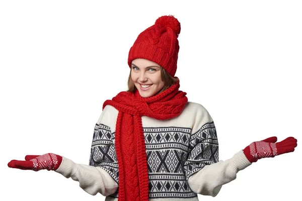 Zimowa kobieta trzyma dwa otwarte dłonie — Zdjęcie stockowe